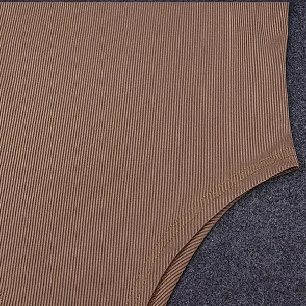 Body côtelé ajusté, alliant confort et allure irrésistible