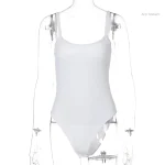 Vêtement sexy blanc, idéal pour mettre en valeur la silhouette féminine