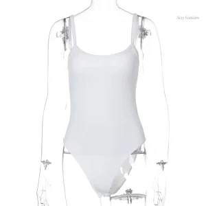 Vêtement sexy blanc, idéal pour mettre en valeur la silhouette féminine