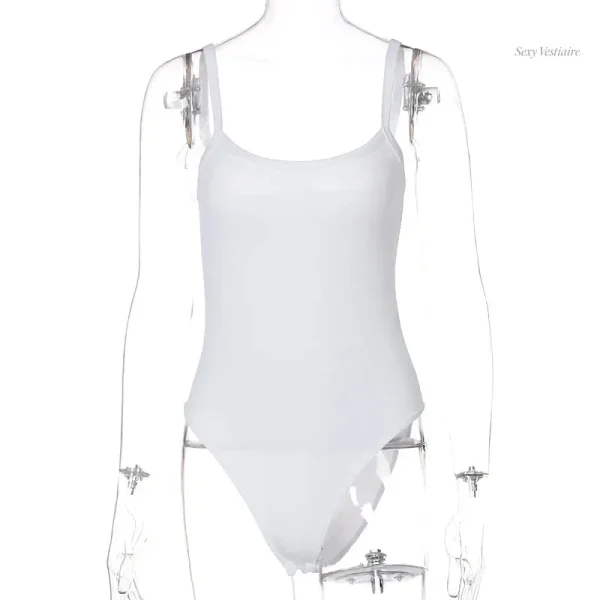 Vêtement sexy blanc, idéal pour mettre en valeur la silhouette féminine