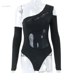 Style sexy et moderne avec un body à manches longues