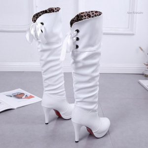 Bottes en cuir noires au style sexy et tendance
