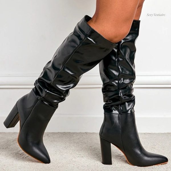 Bottes sexy avec une finition brillante, look captivant
