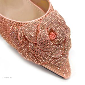Talons hauts ornés de strass et de motifs floraux