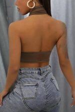 Top avec décolleté plongeant, idéal pour des soirées glamour