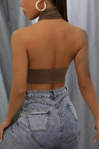Top avec décolleté plongeant, idéal pour des soirées glamour