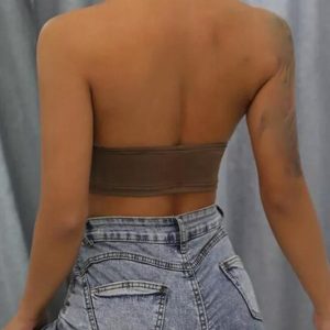 Top avec décolleté plongeant, idéal pour des soirées glamour