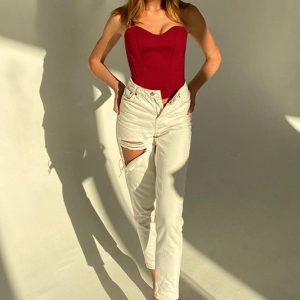 Top rouge ajusté, parfait pour des soirées glamour