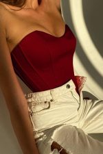 Haut rouge élégant, idéal pour un look captivant