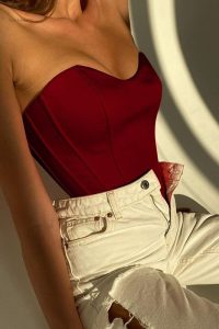 Haut rouge élégant, idéal pour un look captivant