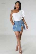 Jupe courte en jean, idéale pour mettre en valeur vos jambes