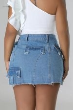 Style sexy et moderne avec cette jupe en jean élégante