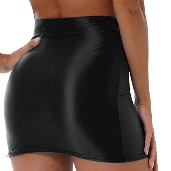 Jupe noire stylée, accessoire incontournable du dressing