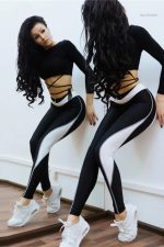 Pantalon moulant blanc idéal pour des soirées chic et sexy