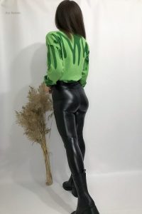 Pantalon ajusté en cuir, alliant confort et style sexy