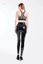 Pantalon en latex ajusté offrant confort et allure
