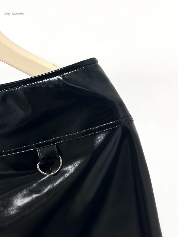 Style sexy avec cette mini jupe en cuir élégante et tendance