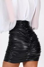Jupe en cuir ajustée, parfaite pour des soirées glamour
