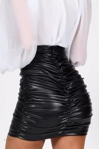Jupe en cuir ajustée, parfaite pour des soirées glamour