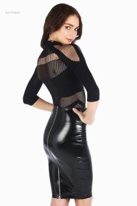 Jupe courte en simili cuir pour un look audacieux