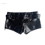 Short femme ajusté, parfait pour mettre en valeur la silhouette.