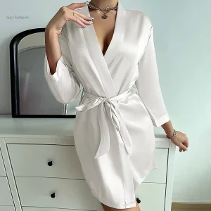 Peignoir assorti à la nuisette pour un look coquin