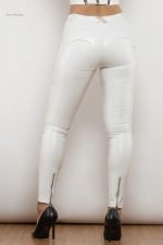 Pantalon blanc ajusté, parfait pour des soirées glamour