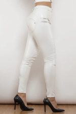 Pantalon moulant blanc, accentue les courbes féminines