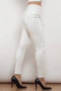 Pantalon moulant blanc, accentue les courbes féminines