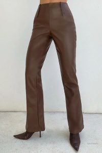 Pantalon sexy en cuir noir féminin, allure moderne