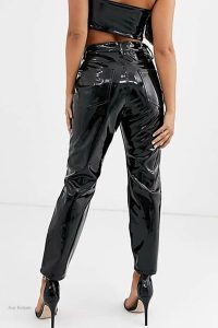 Pantalon noir ajusté, parfait pour des occasions spéciales