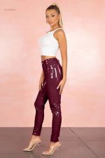 Pantalon taille haute mettant en valeur la silhouette féminine