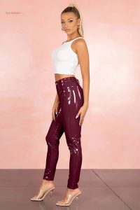 Pantalon taille haute mettant en valeur la silhouette féminine