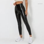Pantalon en vinyle noir, parfait pour une soirée chic
