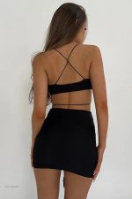 Robe séduisante avec coupes audacieuses
