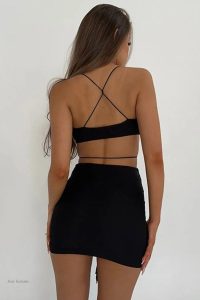 Robe séduisante avec coupes audacieuses
