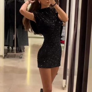 Robe noire audacieuse, parfait pour les occasions spéciales