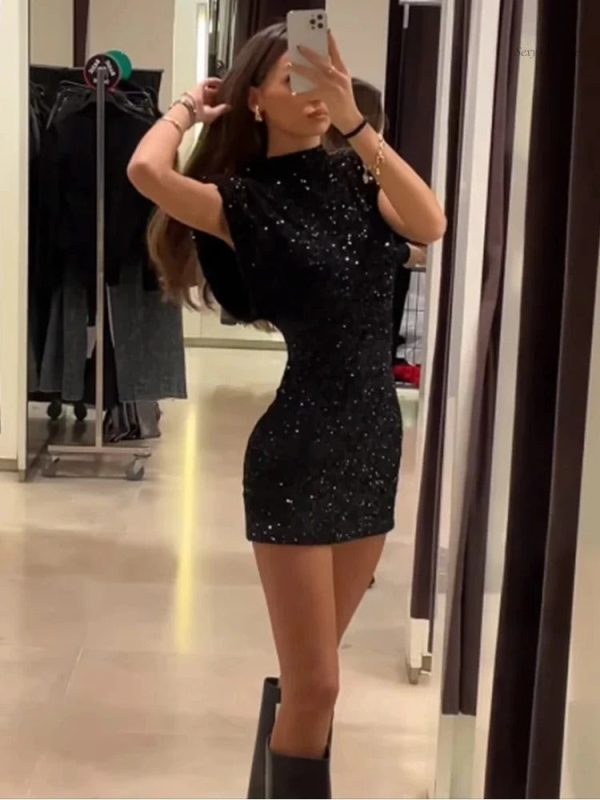 Robe noire audacieuse, parfait pour les occasions spéciales