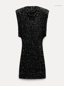 Style sexy et raffiné avec cette robe noire intemporelle