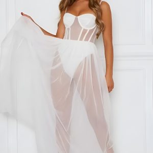 Robe transparente mettant en valeur la silhouette féminine