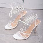 Modèle élégant de sandales pour soirées glamour