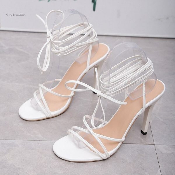 Modèle élégant de sandales pour soirées glamour