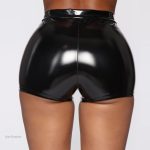 Short noir essentiel pour une tenue séduisante.