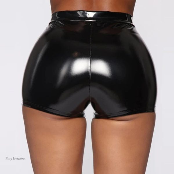Short noir essentiel pour une tenue séduisante.