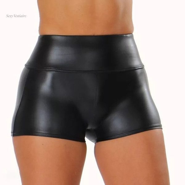 Short sexy en cuir, parfait pour des soirées mémorables.