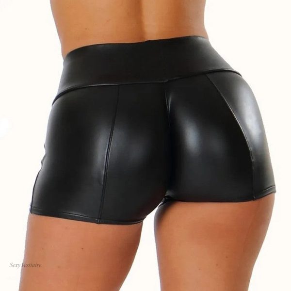 Cuir noir sexy, le short idéal pour mettre en valeur votre silhouette.